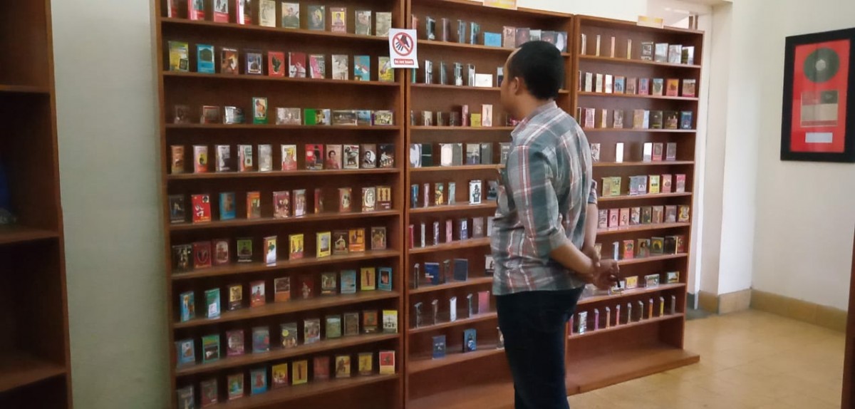 Seorang pengunjung sedang melihat-lihat koleksi album dan kaset di Museum Lokananta