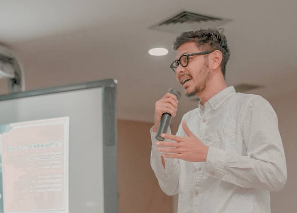 Makki saat sedang menyampaikan briefing untuk para relawan