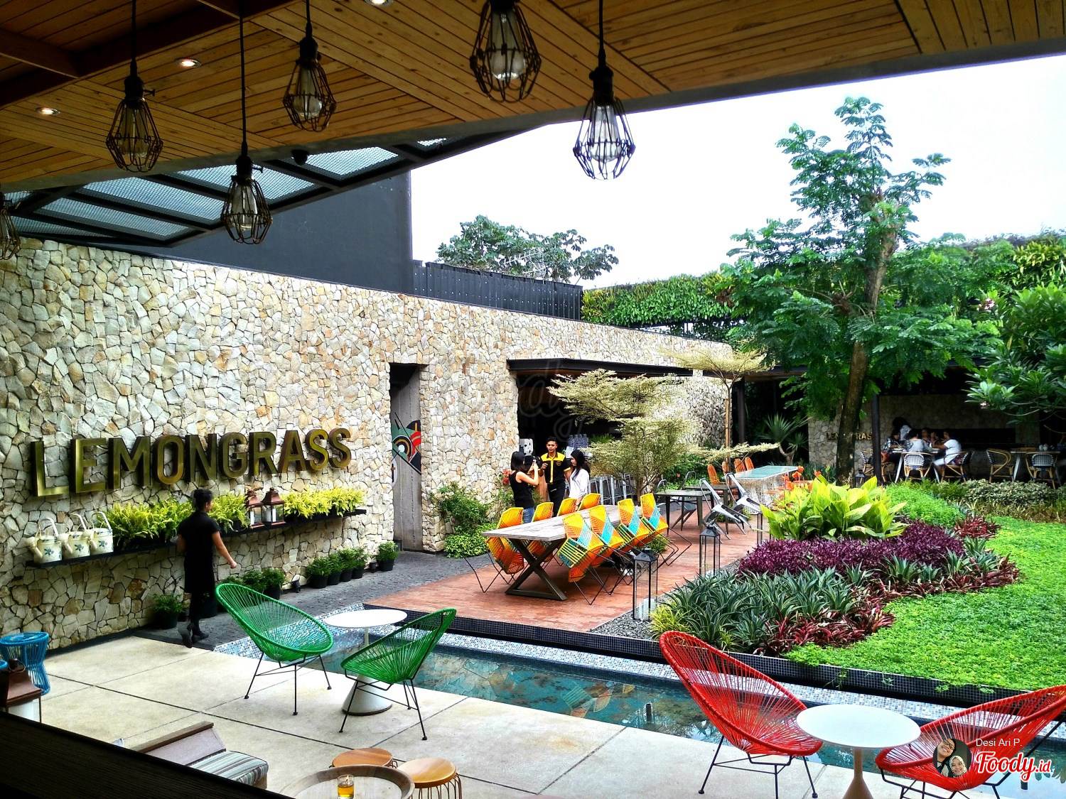 Tampak luar Lemongrass Resto dengan kolam kecil dan seating area