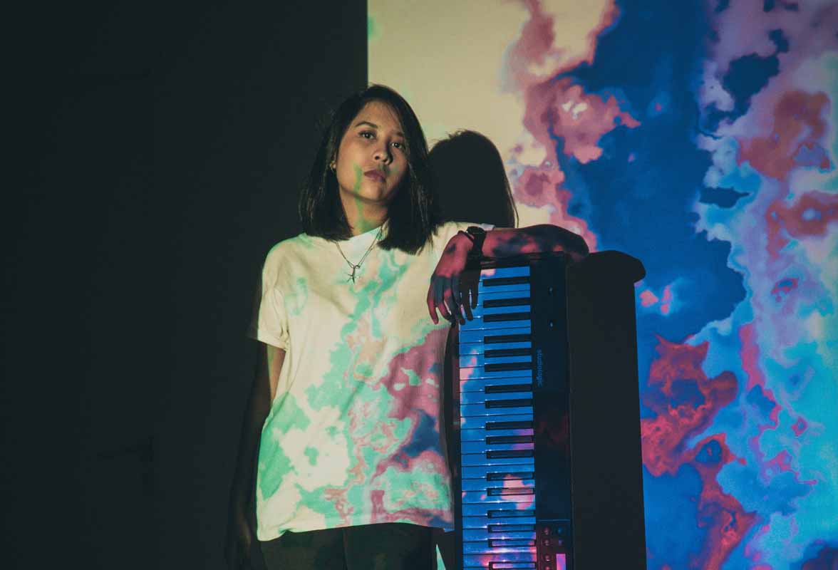 Chika Olivia pada keyboard