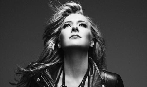 Nikola Bedingfield: Terkenal Bukan Karena Kedua Kakaknya