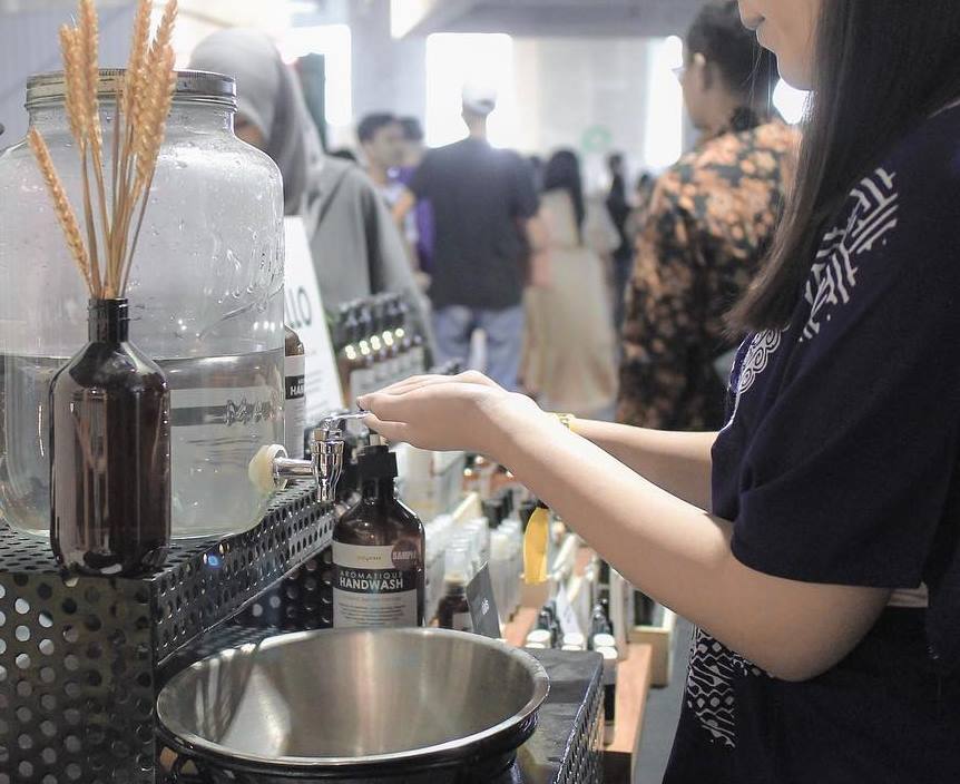 Pengunjung brightspotMRKT mencoba produk aromatique handwash dari GoodVibes Botanical