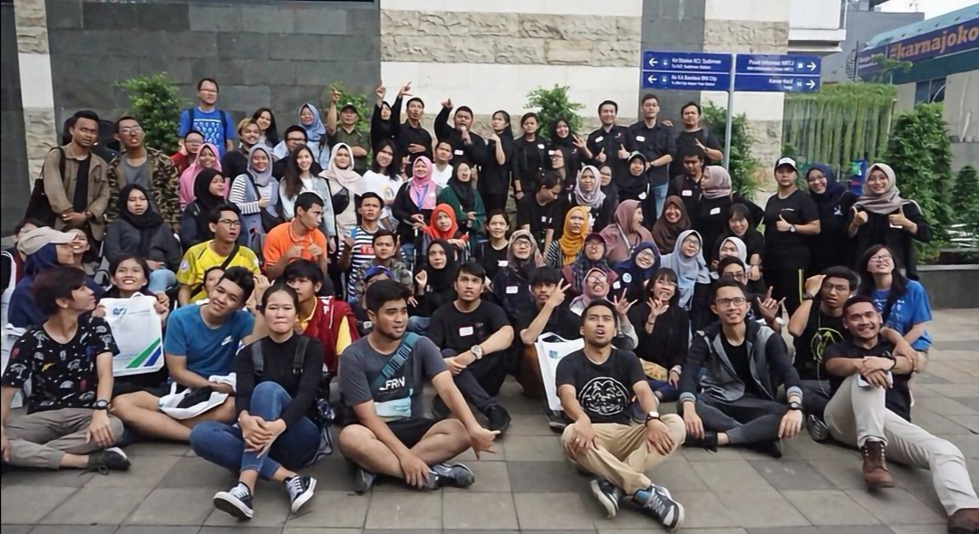 Para relawan Pandulisane yang menyebut diri mereka hopekeeper, berfoto bersama setelah kegiatan mereka