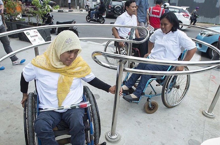 Para penyandang disabilitas menggunakan akses entrance dalam acara MRTbility yang digagas MRT Jakarta dengan melibatkan komunitas Pandulisane. 