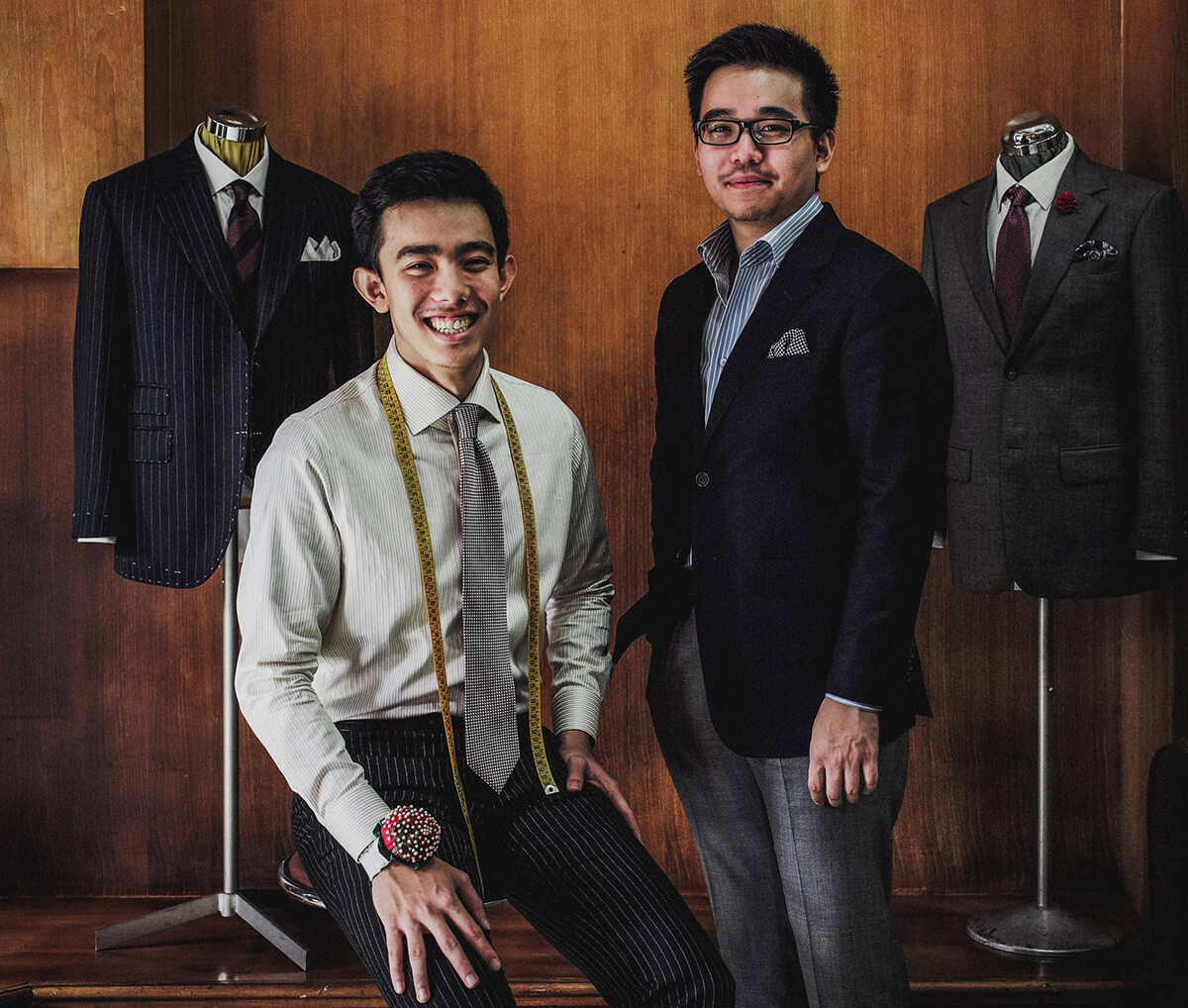 Marvin dan Marco menunjukkan hasil jahitan Pangestoe Bespoke