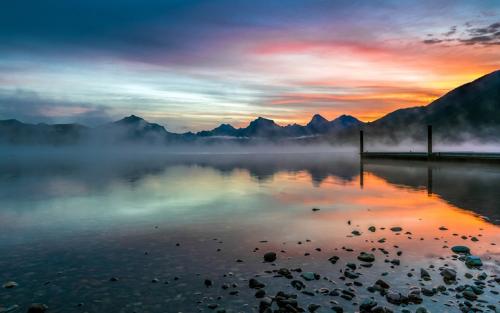 Kilau Kerikil Warna Warni Danau McDonald 