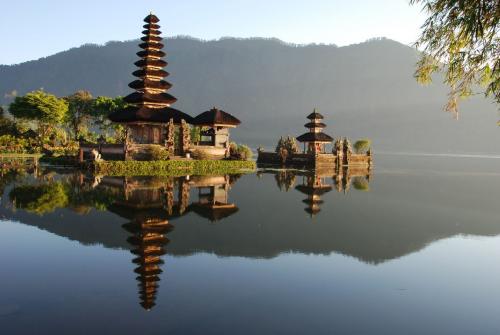 Menyesap Keheningan di Pura Ulun Danu Beratan