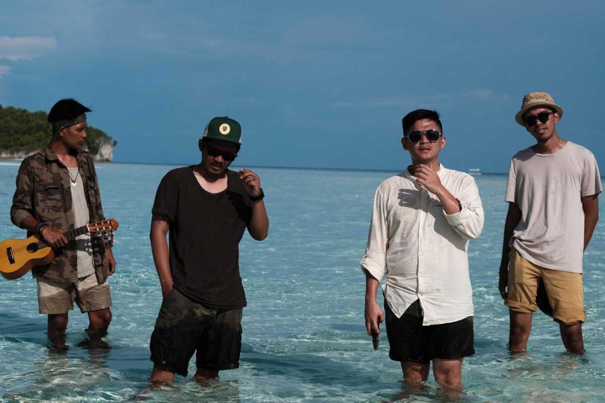 Giffi yang harus jaga jarak saat berenang dengan hiu