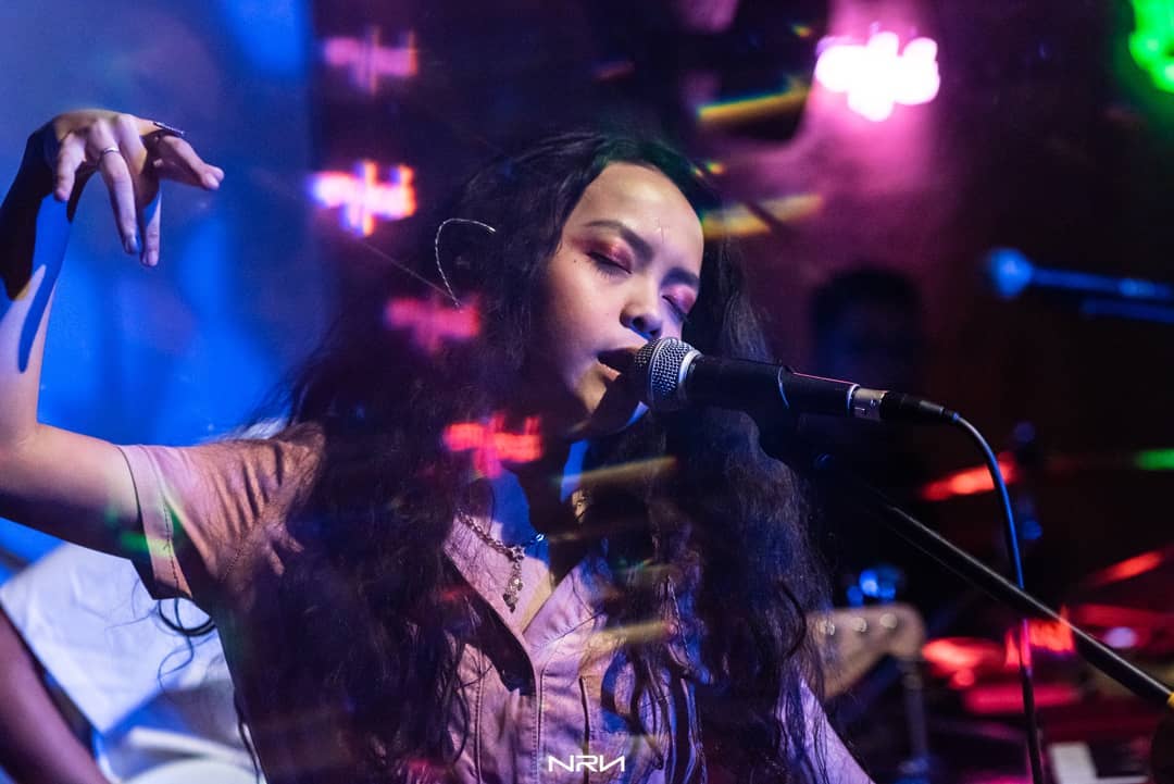 Aksi manggung Rinrin ketika membawakan lagu terbaru Svmmerdose