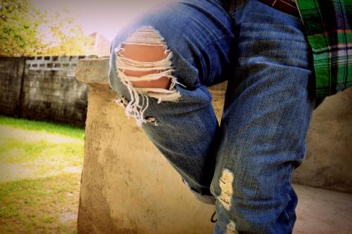 Bagaimana Cara Merobek Celana Jeans Lo?