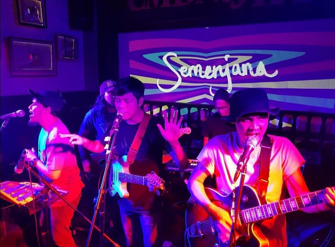 Semenjana saat sedang manggung di Camden Bar Cikini, Jakarta, 12 November 2018.