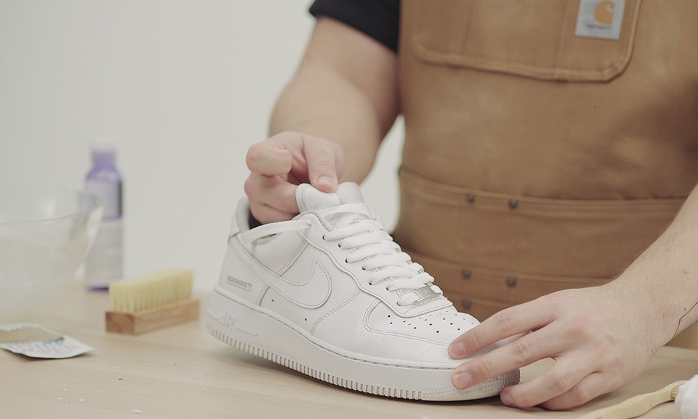 Rekomendasi Cara Menghilangkan Bau di Sneakers Favorit Lo!