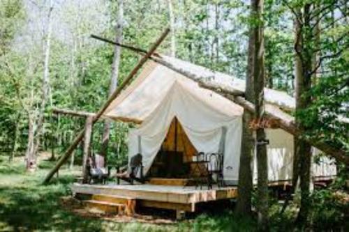 5 Tempat Glamping ala Bohemian Style di Bandung: Tertarik buat Berkunjung?