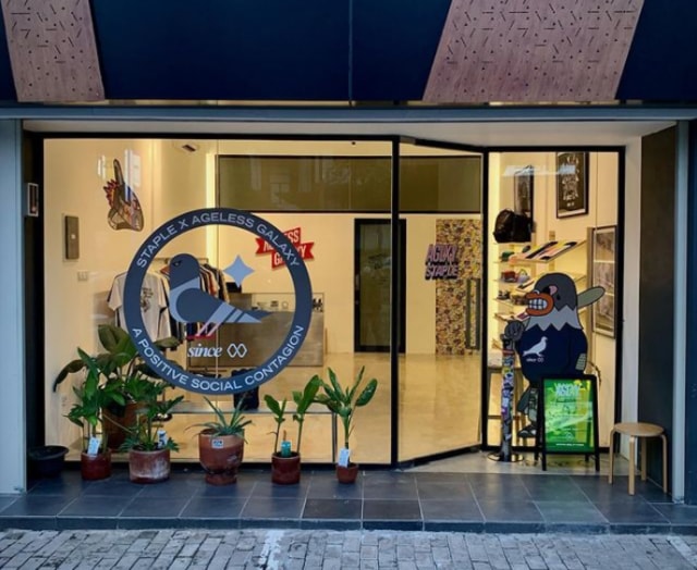 Kolaborasi baru di tahun baru AGLXY menggandeng desainer awal New York, Jeff Staples. Kayak apa kerennya koleksi mereka ya? simak selengkapnya di sini!