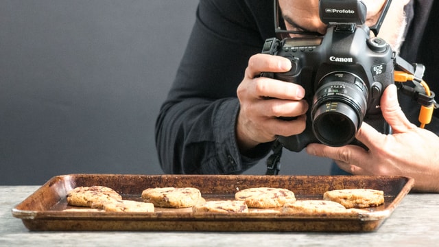 Bukan cuma food photographer, sekarang juga lagi hits profesi food stylist, bro! kayak apa sih profesi ini? dan apa bedanya sama food photographer? simak selengkapnya disini ya, bro!