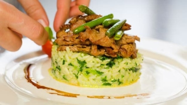 Bukan cuma food photographer, sekarang juga lagi hits profesi food stylist, bro! kayak apa sih profesi ini? dan apa bedanya sama food photographer? simak selengkapnya disini ya, bro!