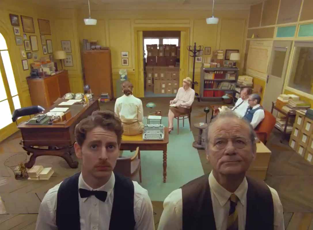 Bill Murray (kanan) sebagai Arthur Howitzer Jr., sedang melihat papan ide dalam trailer pertama French Dispatch