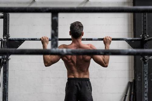 Bentuk Badan dengan Pull Up? Coba Latihan 3 Cara Ini Dulu, Bro!