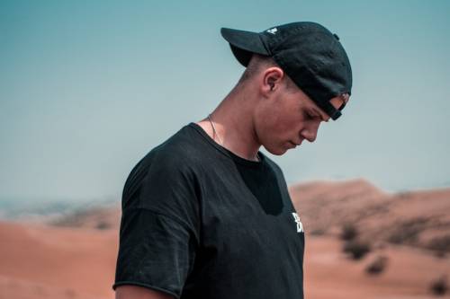 Bikin Outfit Nggak Ngebosenin dengan Topi Baseball: Ini 5 Cara Mix & Match-nya!